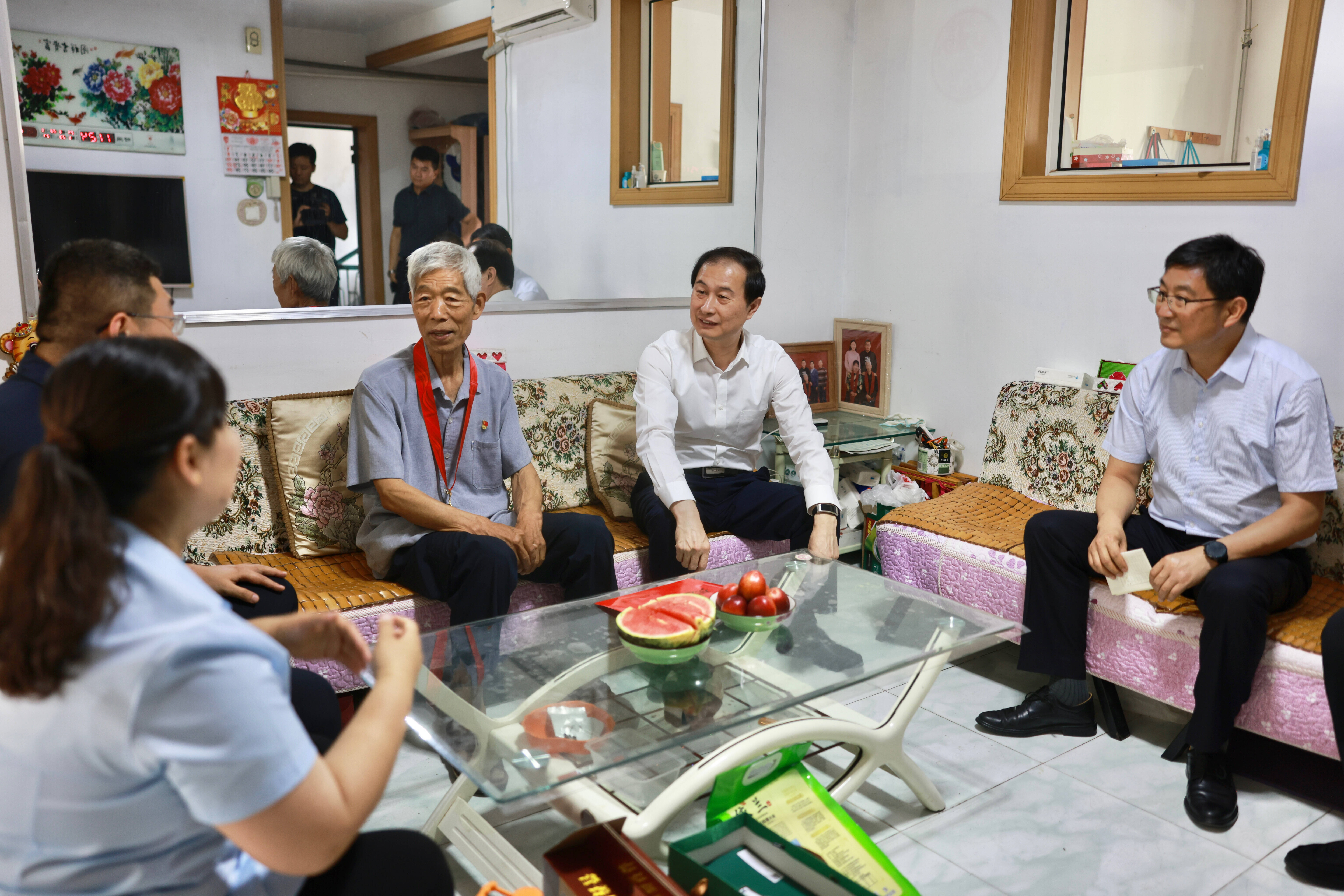 “七一”前夕 區領導走訪慰問黨員